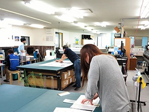 Processing site of the company. After printed, materials are processed and shipped one after another.