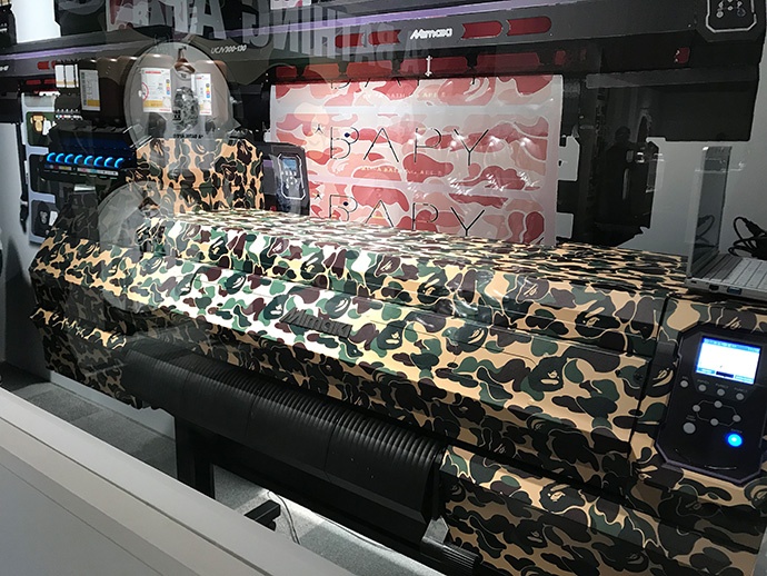 The "UCJV300-75" used for demonstration was dressed up by lapping with the brand's typical camouflage pattern.
