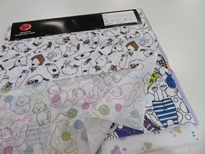 Sales of the tenugui with cat design are donated to the animal protection group.