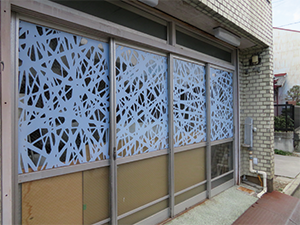 Decoration to the doors of its own workshop to study window display