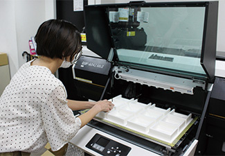 The “UJF-6042MkII” UV inkjet printer for direct printing