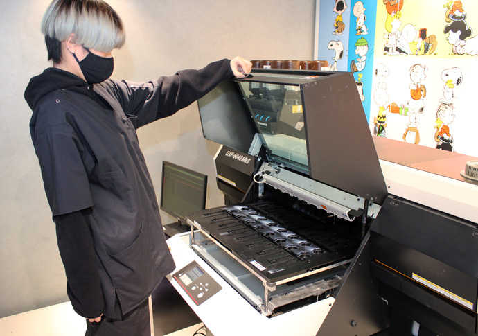 Printing using the “UJF-6042MkII” permanently installed in the store; Printing takes about 20 minutes before the customer can get an original watch.