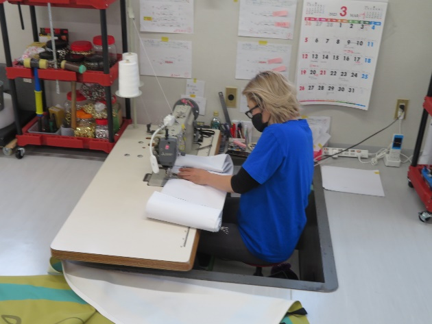 We can contain the whole process from cutting to sewing in-house, enabling us to produce various fabrics, from tents to outdoor signage for advertising and wallpapers. 