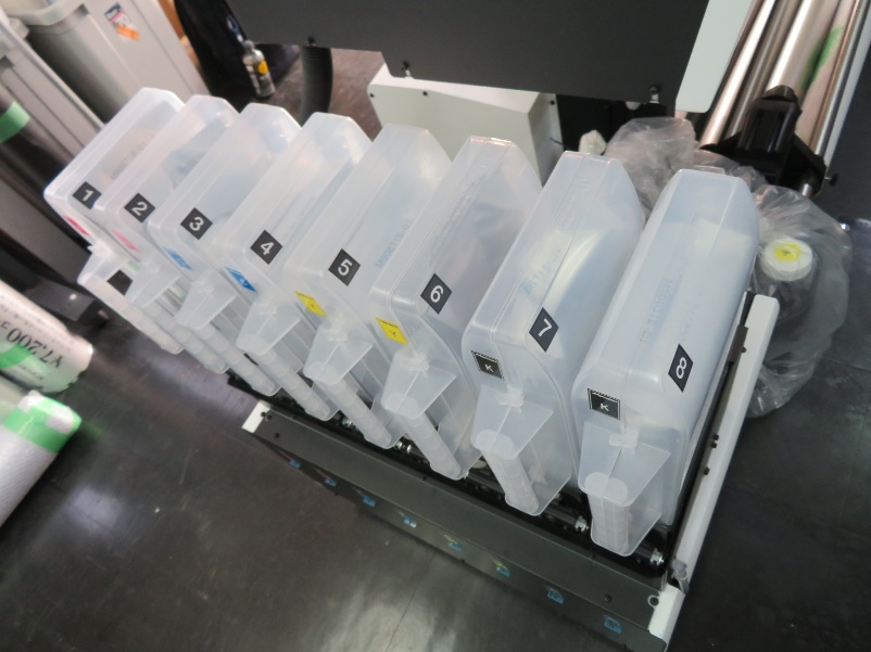 It uses the 4-color CMYK model and supports high-speed printing of 45 ㎡ in 4 passes.