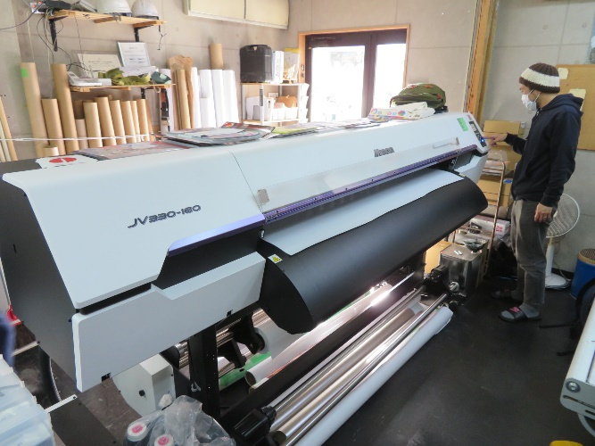 JV330-160 displays high printing speed and maneuverability in small to medium-volume jobs.