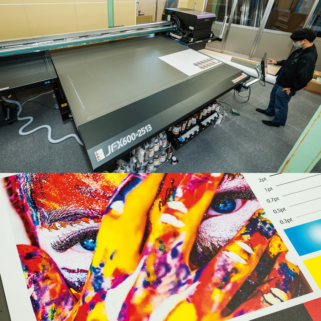 Printed sample and installation scene of JFX600-2513. The ink color set consists of CMYK/W/CI, and the Production mode with 52 m²/h print speed is most frequently utilized.
