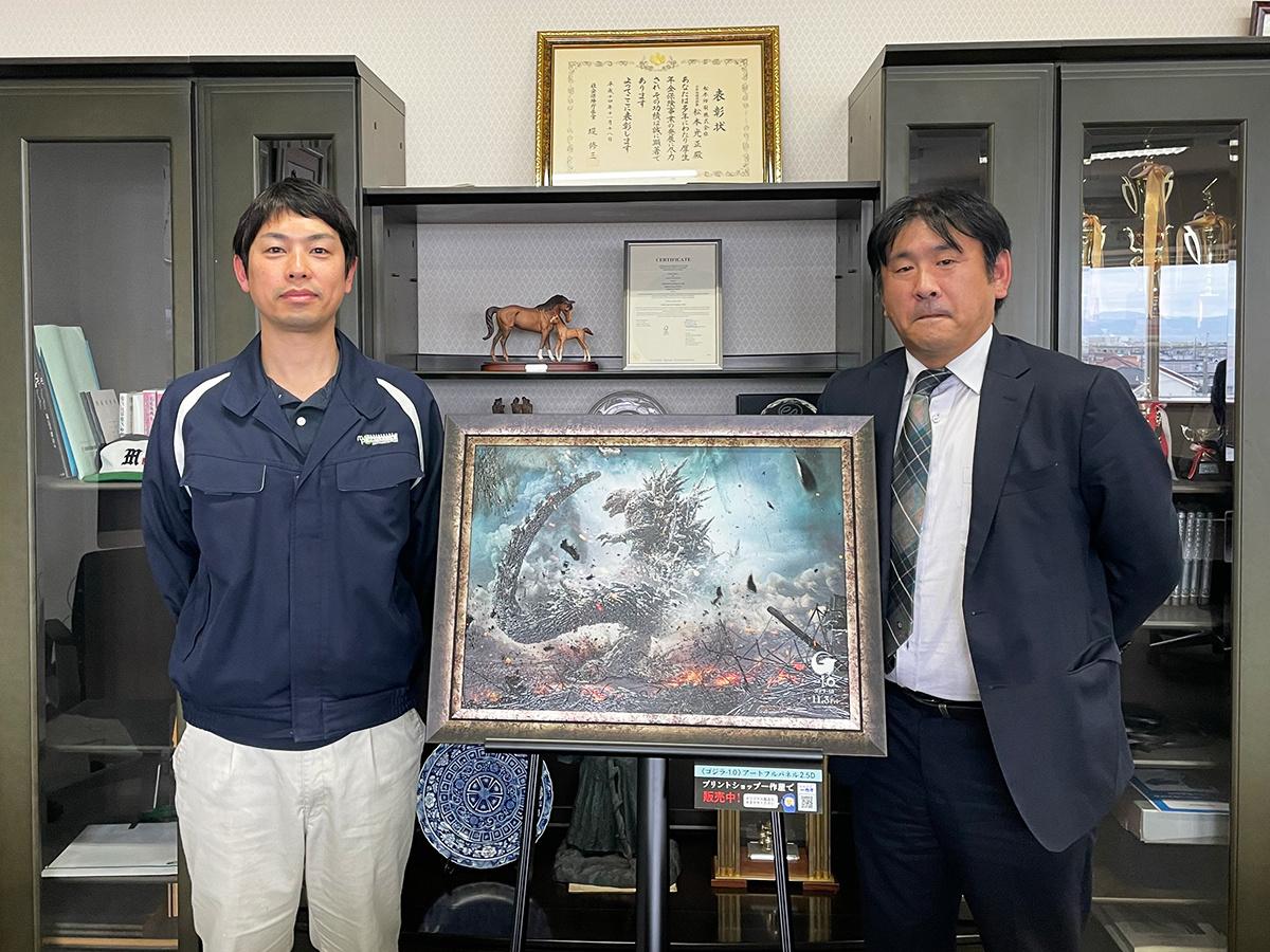 From right to left: President Matsumoto, Section Chief Matsuda