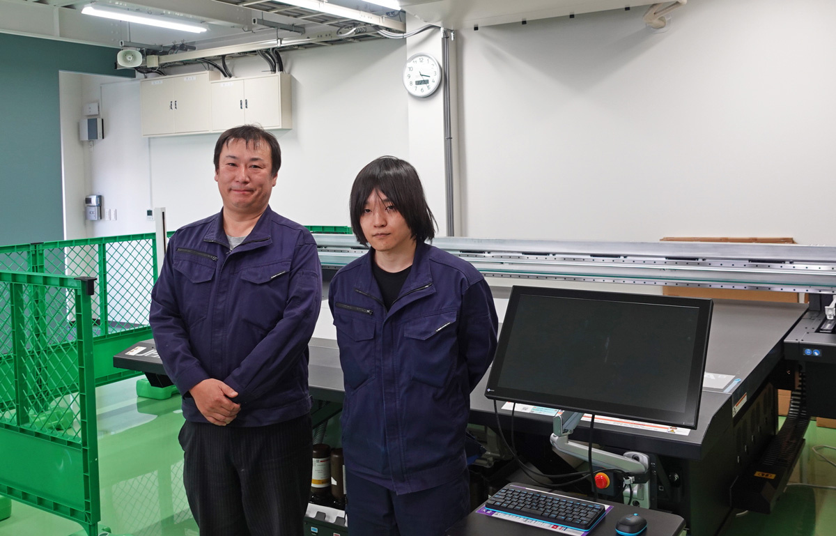 From left to right: Vice-President Mr.Takasu, an Operator Mr.Ito