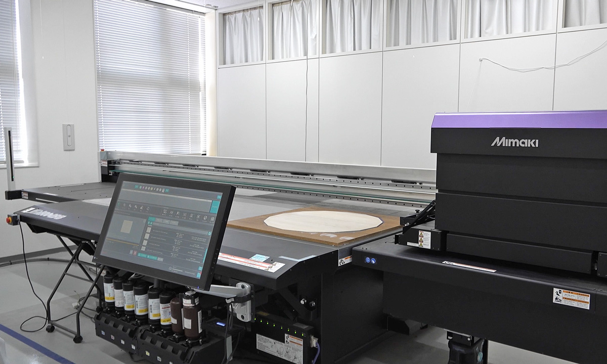 Tabletops are being printed with JFX600-2513. Wooden jigs are also manufactured in-house.