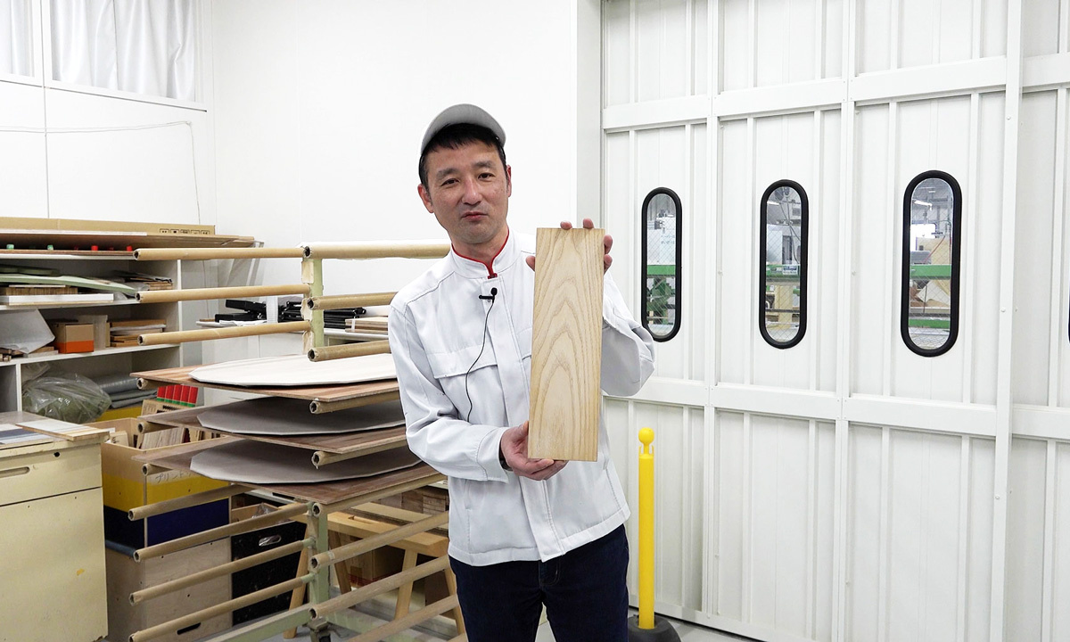 Mr. Nishioka explains the grain of the wood.