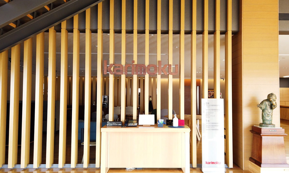 Entrance of the Karimoku Group "Karimoku Kaikei Inc.” Able to feel their commitment to wood.