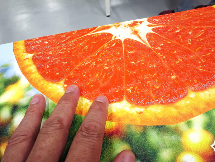 Printing that gives the impression of unevenness of mandarin orange.