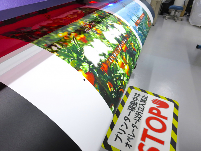 UV ink can be used on any adherend, and the media can be used on curved surfaces since the printer uses a roll type media.