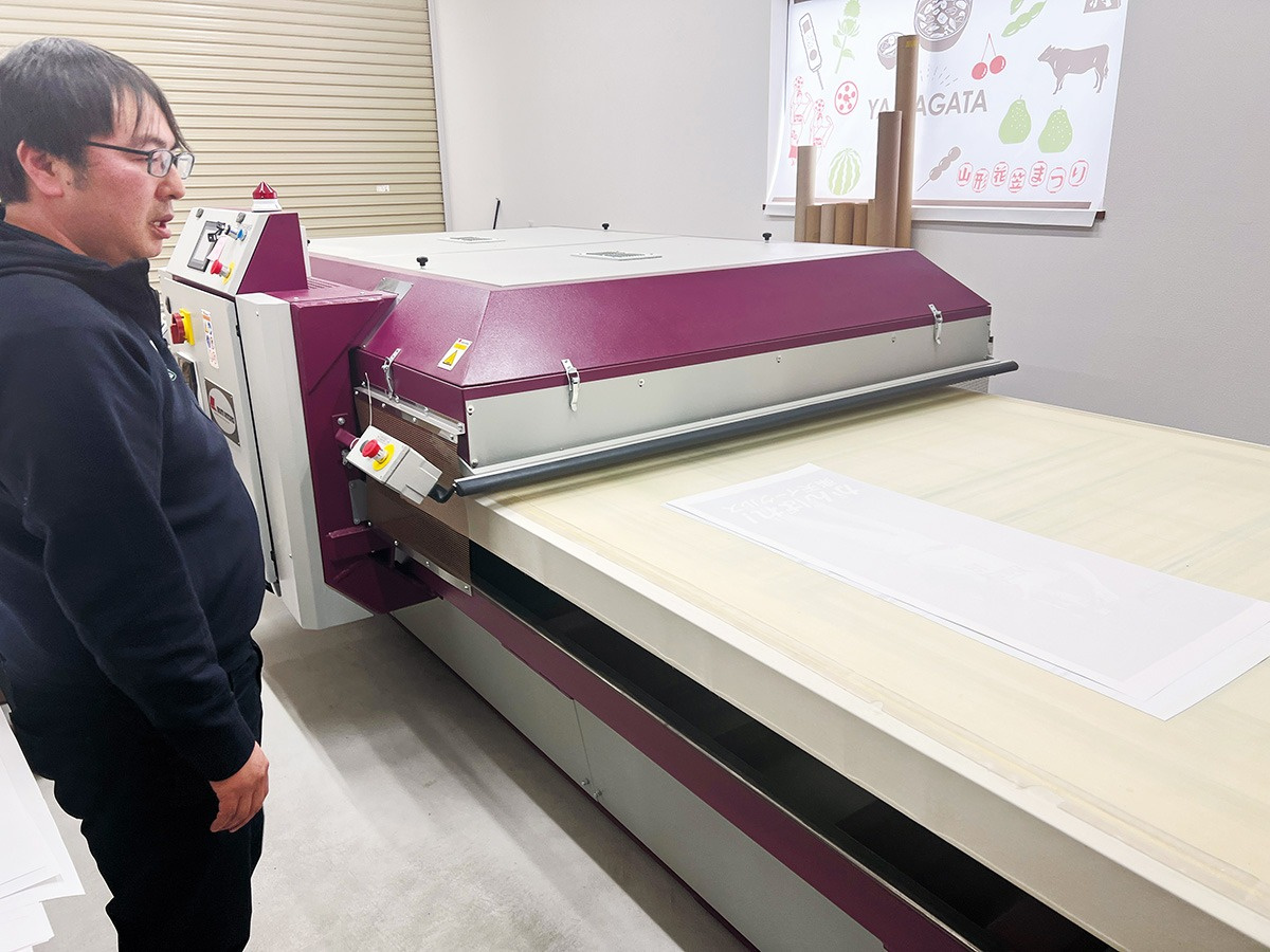 Since there are almost no one installed the vacuum heat press machine "Mod.200" in Japan, finding the best settings for transfer time, temperature, etc., depending on the material, is also a big challenge. This know-how is being accumulated day by day.