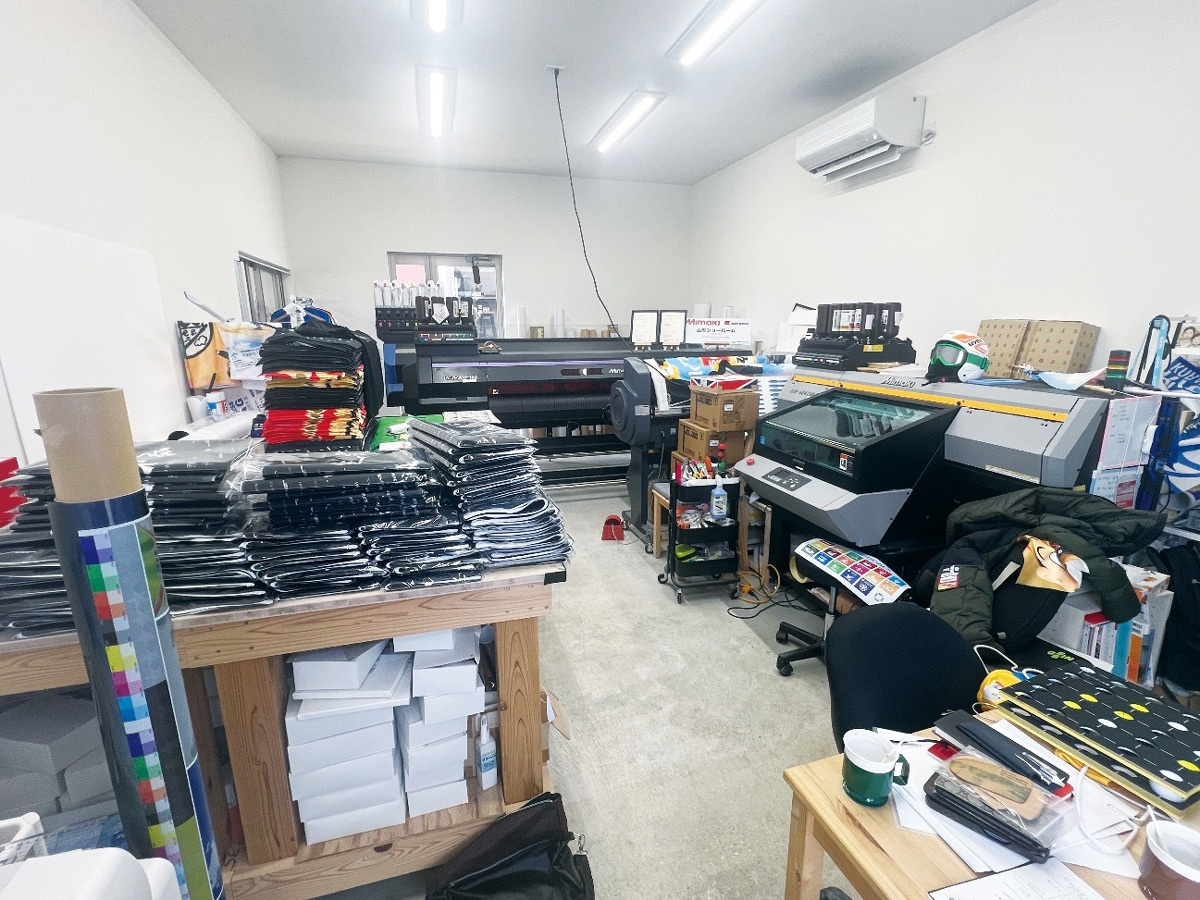 Inside the office, machines and products are lined up in various places.