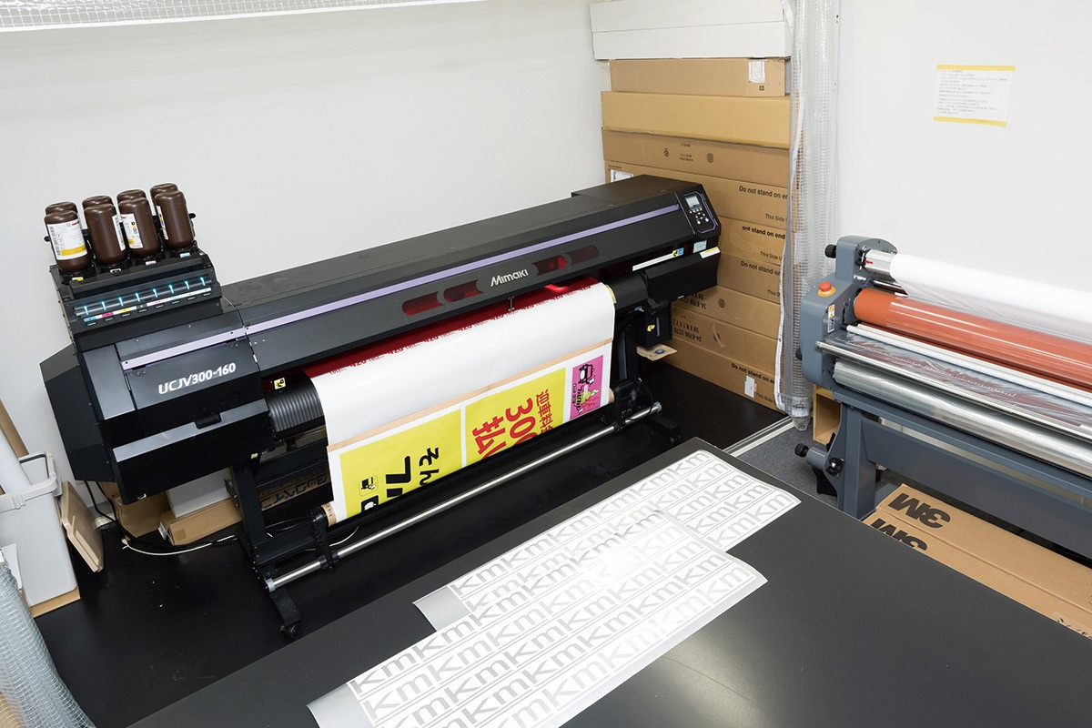 Operating scene of UCJV300-160 (Ink color selected CMYK, Lc, Lm, W)