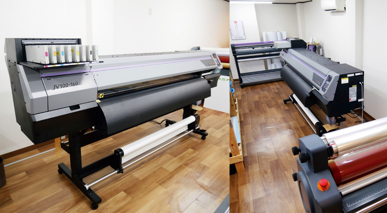 Installation scene of JV100-160, which mainly outputs PVC adhesive sheets and wallpaper. In addition to this machine, CG-130FXII Plus cutting plotter and LA-140W Plus warm laminator were installed through the Three Sacred Treasures Campaign.