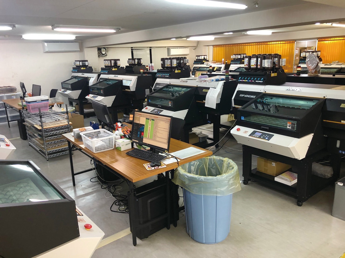 Mimaki Engineering's UV printers and laser processing machines are installed in SYNC INNOVATION's office to print on plain materials and acrylics. On another floor in the same building, a solvent printer and other equipment are installed to produce a variety of goods. Another location in Nagoya-shi is equipped with DTG and DTF printers to print on fabric products.