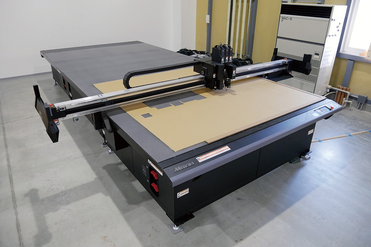 The CFX-2550 flatbed cutting plotter, which began full-scale operation in October 2025 at the Ina Sales Office in Minowa, Nagano.