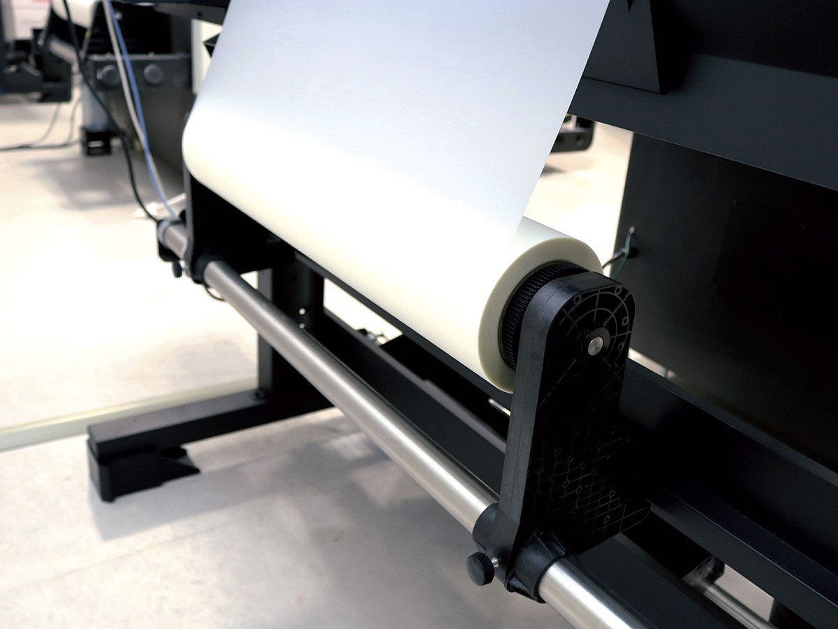 Because the roll can be securely fixed, print misalignment does not occur even during continuous operation.