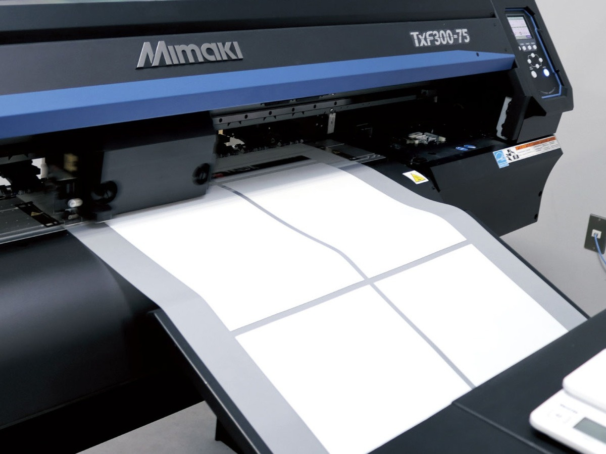 At TERUMI ENTERPRISE, one TxF300-75 produces approximately 100 T-shirts per hour. With six units in operation, the company produces around 5,000 T-shirts per day.