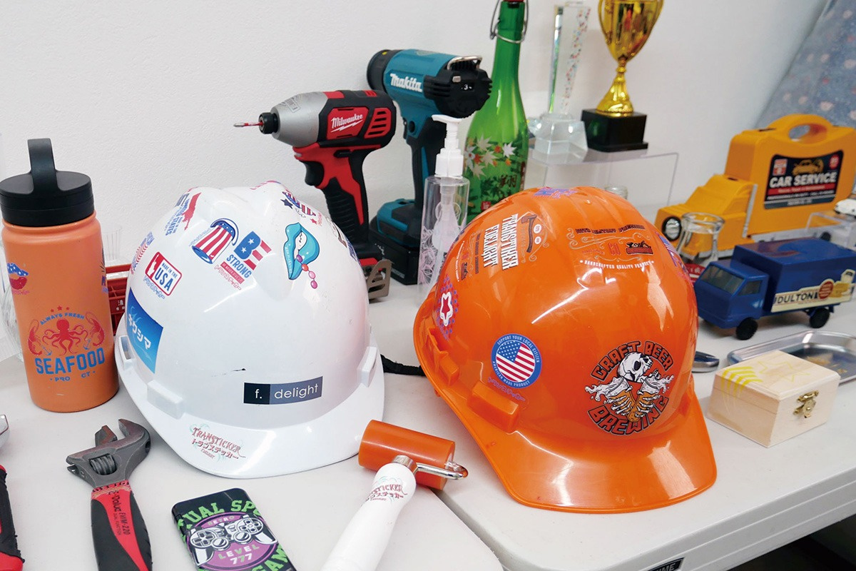 Various samples decorated using the UJV300DTF-75, including helmets